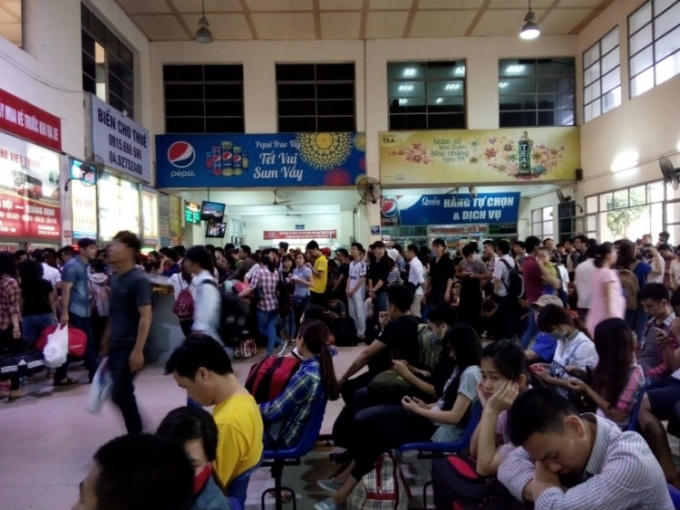 Trong sảnh, lượng khách dồn về ngày một nhiều, không ít người tranh thủ chợp mắt để lấy sức cho chuyến hành trình dài về quê.
