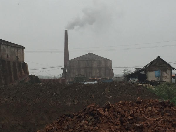 Cách đây 3 năm, vào tháng 5/2014, trên địa bàn xã Văn Khê đã xảy ra tai nạn lao động làm 2 người chết, 1 người bị thương, công ty gạch Phú Hà đã hé lộ thêm nhiều sai phạm trong hoạt động, kinh doanh sản xuất gạch. Tuy nhiên đến thời điểm hiện tại, nhiều lò gạch thủ công vẫn ngang nhiên hoạt động bất chấp quy định của TP.