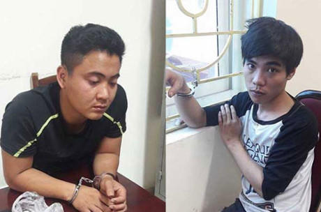 Giang (trái) và Hùng tại trụ sở cảnh sát.
