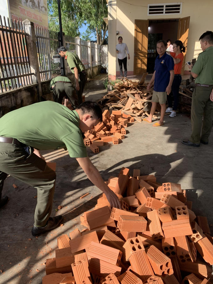 Các chiến sĩ công an hăm hở cùng người dân chuẩn bị gạch và củi để nấu bánh