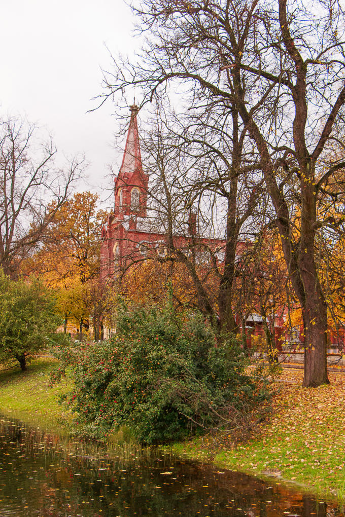 Từ cầu Sovétskiy du khách sẽ thấy nhà thờ Evangelical Lutheran Church.