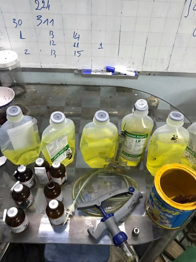 Dung dịch m&agrave;u v&agrave;ng được đựng trong chai truyền nước (ghi dung dịch thuốc an thần).