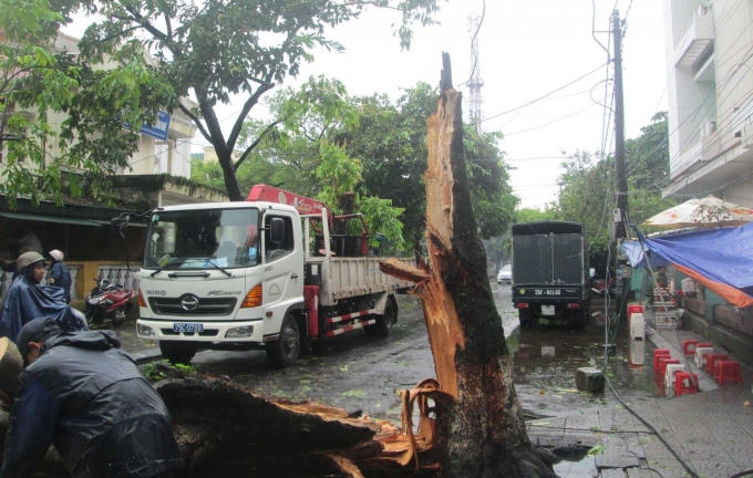 Lực lượng chức năng đang khẩn trương khắc phục hậu quả do Áp thấp nhiệt đới gây ra.
