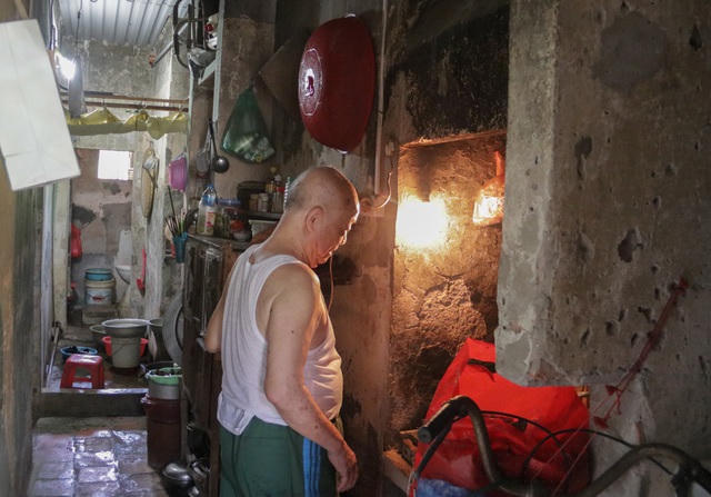 Gia đình nhà ông Hòa có 3 thế hệ cùng sinh sống trong căn nhà rộng khoảng hơn 40m2. Trong khi đó vợ ông Hoà bệnh nặng, nằm liệt giường nhiều năm nay.