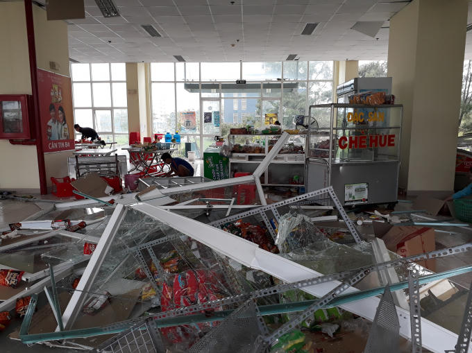 Đồ đạc bị cửa kính đè nát gây thiệt hại lớn.