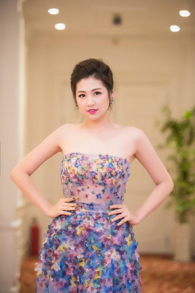 Á hậu Tú Anh đẹp long lanh trong bộ đầm đa sắc màu của NTK Huy Trần.
