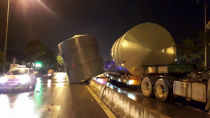 Chiếc xe tải bị văng một bồn ra đường.