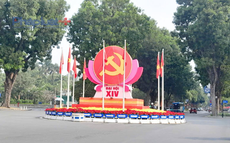 Biểu tượng búa liềm cùng cờ Đảng, cờ Tổ quốc được bố trí trang trọng tại nút giao.