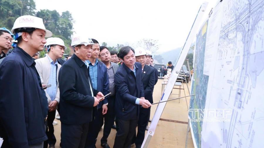 Đoàn công tác kiểm tra Dự án đầu tư xây dựng tuyến Chợ Mới - Bắc Kạn tại nút giao cuối tuyến Km28+800 (phường Bắc Kạn).