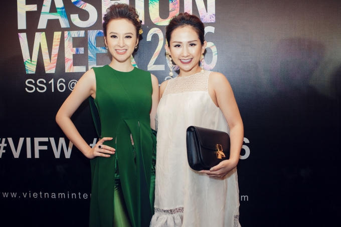 Khoác trên mình set trang phục đặc biệt do stylist hàng đầu Hoàng Ku kết hợp, Angela Phương Trinh là một trong những sao Việt săn đón nhiệt tình nhất trên thảm đỏ.