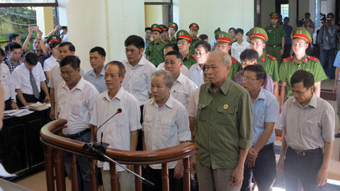 Các bị cáo tại phiên tòa sơ thẩm.