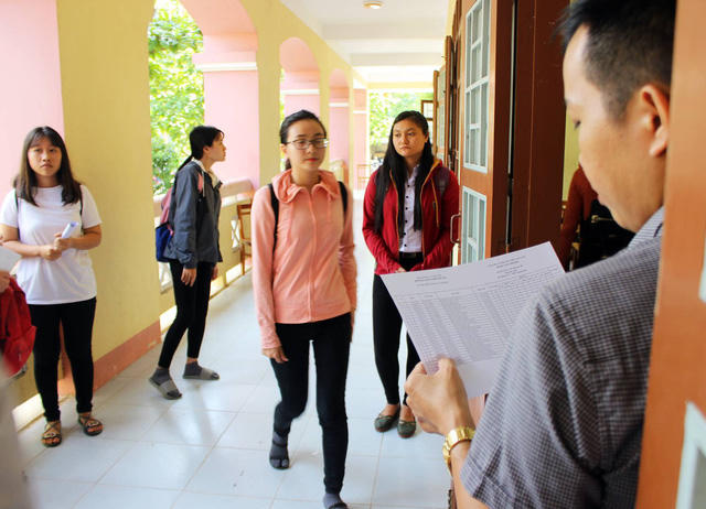 Thí sinh được gọi vào phòng thi để làm thủ tục tại điểm thi THPT Nguyễn Huệ (TP. Tuy Hòa, tỉnh Phú Yên).