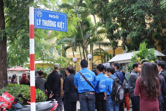 Hàng trăm người dân xếp hàng vào viếng.