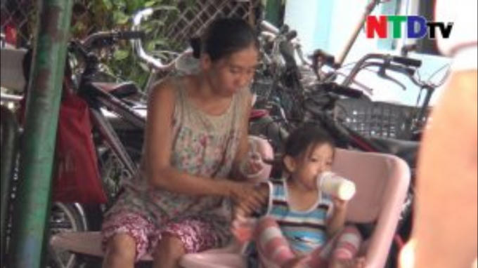 Cho bé gái uống sữa...