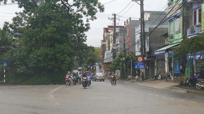 Cao Bằng: Mưa lớn g&acirc;y ngập &uacute;ng, nhiều &ocirc; t&ocirc; &ldquo;lội&rdquo; b&igrave; b&otilde;m trong nước