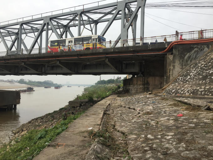Theo ghi nhận của phóng viên Pháp luật Plus chiều ngày 27/11, mố cầu Đuống (thuộc địa phận Thị trấn Yên Viên, huyện Gia Lâm, TP Hà Nội) xuất hiện nhiều vết nứt chạy dài...