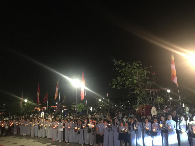 Hàng vạn Phật tử trang nghiêm làm lễ.