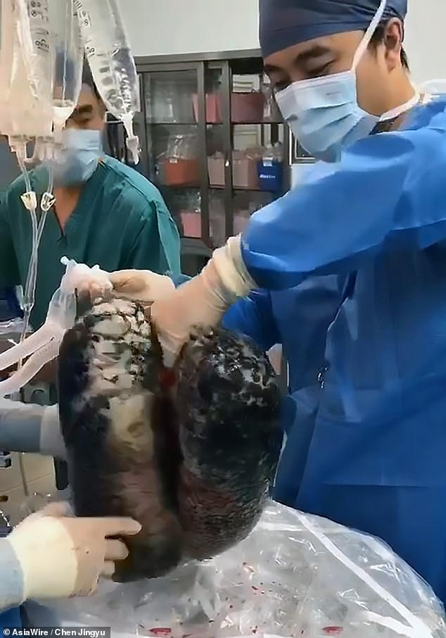 21162296-7698359-The_video_has_been_viewed_more_than_25million_times_on_Twitter_w-a-27_1574094535146