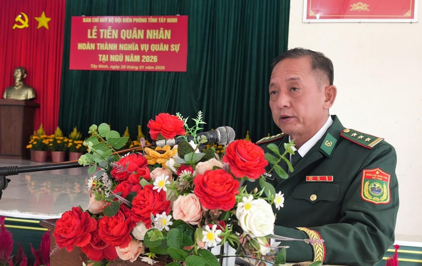 Thượng tá Lê Trọng Tình - Phó Chỉ trưởng Ban Chỉ huy BĐBP tỉnh phát biểu động viên quân nhân xuất ngũ