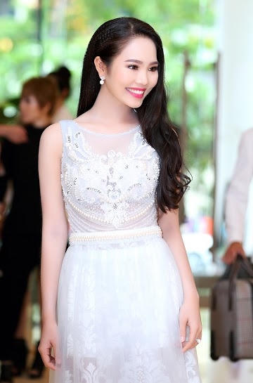 Bộ dạ hội thanh lịch khiến Dương Kim Ánh trở nên dịu dàng như nàng công chúa.