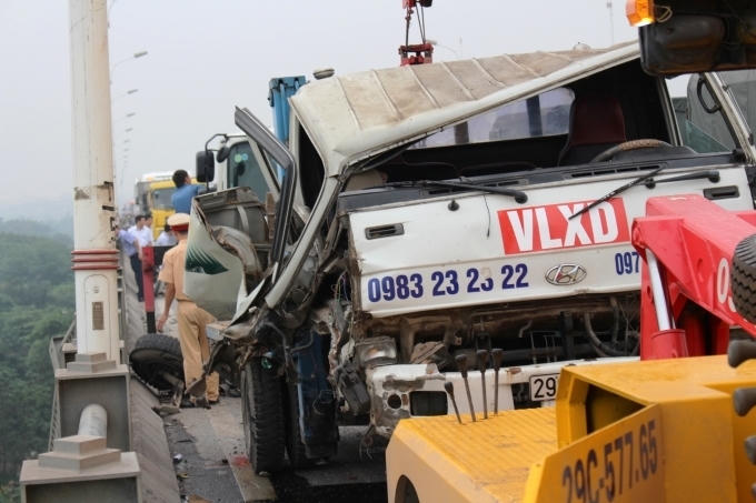 Chiếc xe tài bị dập nát phần đầu (Ảnh Văn Lịnh).