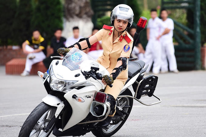 Tay lái nữ duy nhất trong đội hình 10 xe phân khối lớn này là tâm điểm chú ý của các học viên cảnh sát mỗi buổi hợp luyện ở sân trường.