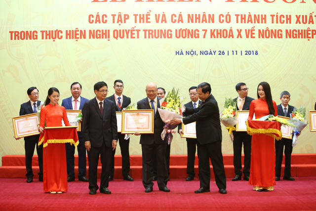 Vinamilk nhận bằng khen của Thủ tướng Ch&iacute;nh phủ về ph&aacute;t triển tam n&ocirc;ng bền vững