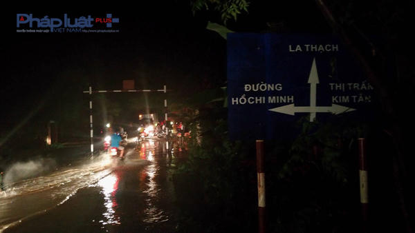 Tại đầu cầu Kim Tân, đoạn lũ tràn kéo dài 2km, bắt đầu gây ngập lụt hai xã Thạch Định và Thạch Bình. (Ảnh: Anh Thắng)