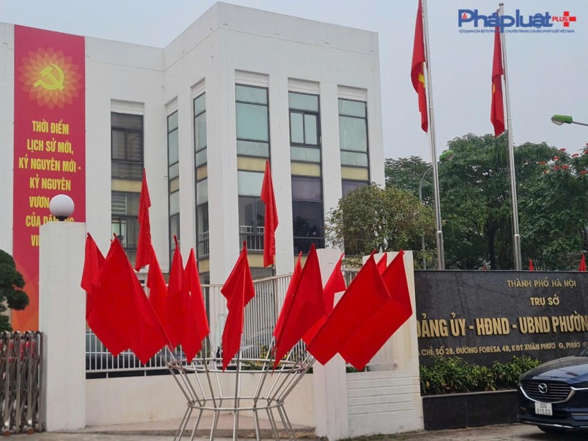 Màu sắc rực rõ của cờ đỏ được treo tại nhiều địa điểm trên địa bàn phường.