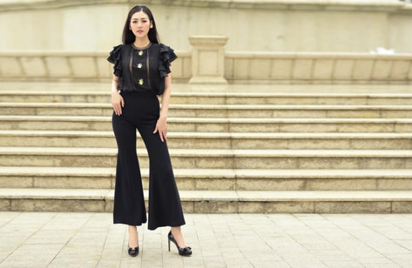 Quần ống cạp cao kết hợp áo tay bèo là bộ trang phục phù hợp với nhiều vóc dáng khác nhau, giúp người mặc thon gọn hơn mà vẫn không kém phần sang trọng, lịch thiệp.