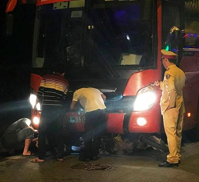 Chiếc xe máy nạn nhân nằm gọn dưới gầm xe khách Phương Trang.