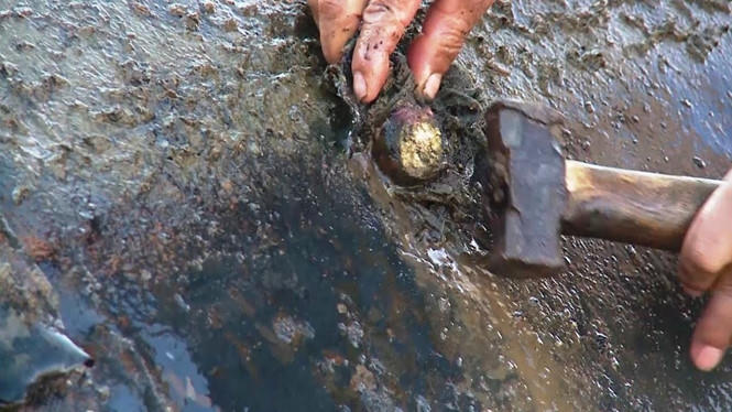 C&aacute;c c&ocirc;ng nh&acirc;n d&ugrave;ng m&agrave;n tuyn bọc quanh c&aacute;c n&ecirc;m gỗ để... nh&eacute;t v&agrave;o c&aacute;c lỗ r&ograve; tr&ecirc;n th&acirc;n đập - Ảnh: Nguyễn Ph&uacute;c.