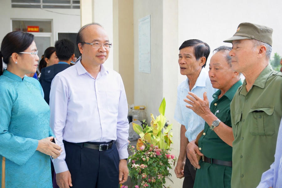 Thứ trưởng Bộ Tư pháp Phan Chí Hiếu và bà Lê Thị Nhung – Ủy viên BTV Tỉnh ủy, Phó Chủ tịch Thường trực HĐND tỉnh Cà Mau, đã ân cần thăm hỏi, lắng nghe tâm tư, nguyện vọng và những ý kiến, kiến nghị của cử tri.
