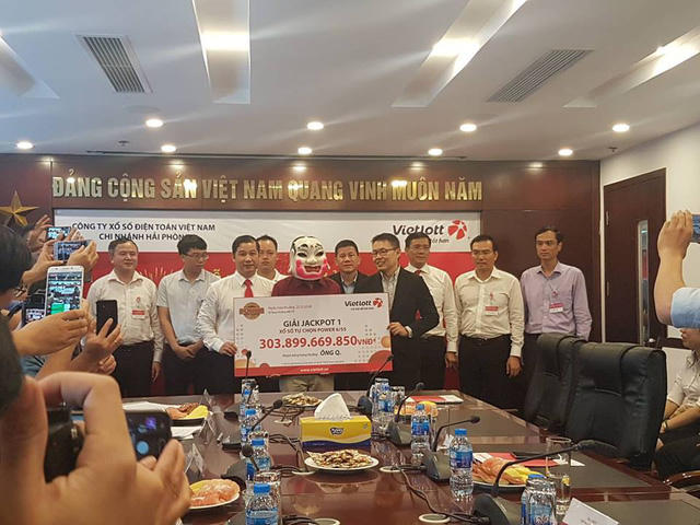 Sau khi trừ thuế thu nhập cá nhân, người trúng thưởng được lĩnh hơn 273,5 tỷ đồng.