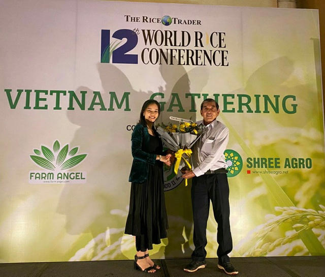 Đại diện The Rice Trader chúc mừng ông Hồ Quang Cua -