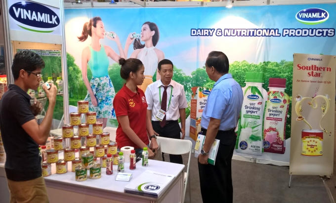 Đại diện Vinamilk giới thiệu đến người tiêu dùng Phillippines những sản phẩm sữa đặc & sữa chua uống được phát triển mẫu mã, hương vị theo khẩu vị địa phương.