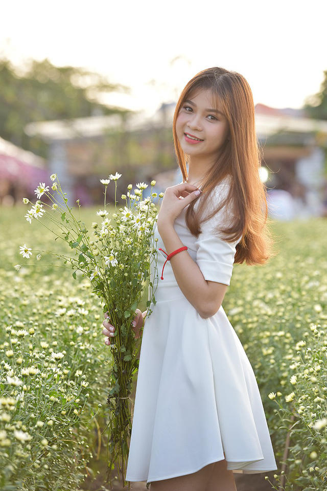 "Giá vé vào vườn hoa là 50.000 đồng/người. Theo quan sát của tôi, ngày trong tuần có khoảng 200-300 người, ngày cuối tuần khoảng 1000-2000 người", anh Lê Xuân Bách, nhiếp ảnh thường xuyên ra vào vườn cúc hoạ mi trên đường Âu Cơ cho hay.