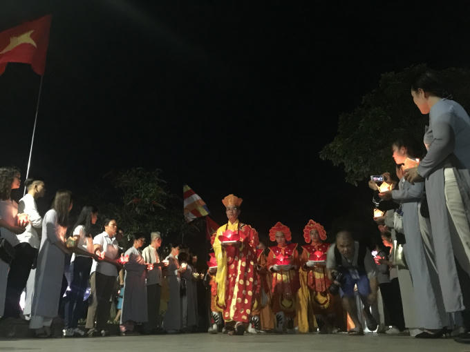 Nghi lễ chuẩn bị thả hoa đăng thả xuống dòng Hương.