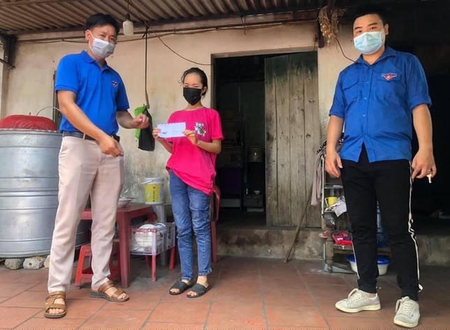 Đoàn Thanh niên Thị trấn Kép (huyện Lạng Giang) tặng quà cho thiếu nhi có hoàn cảnh khó khăn.