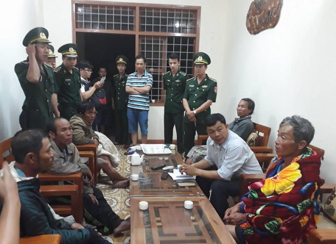 Các ngư dân tàu cá QNa - 90191 được lực lượng Biên phòng Cửa khẩu cảng Đà Nẵng cứu hộ tối 8/4. Ảnh: N.T.