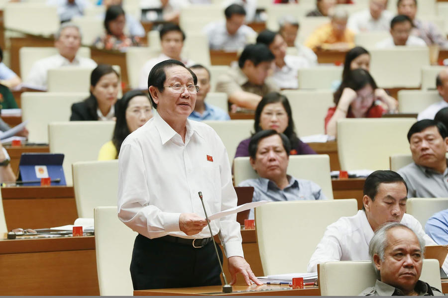 Bộ trưởng Nội  vụ Lê Vĩnh Tân phát biểu giải trình trước Quốc hội. Ảnh VGP/Nhật Bắc