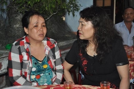 Thứ trưởng Bộ GD&ĐT vừa đến thăm hỏi, động viên, chia sẻ nỗi đau cùng 9 gia đình có con em học sinh bị đuối nước ở Quảng Ngãi. Ảnh: Kim Khang.