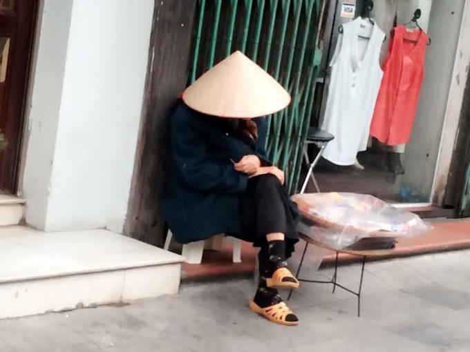 Người H&agrave; Nội co ro đ&oacute;n cơn lạnh đầu m&ugrave;a