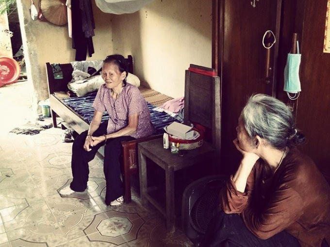 Cụ Sợi và cụ Liên đang chia sẻ với phóng viên.