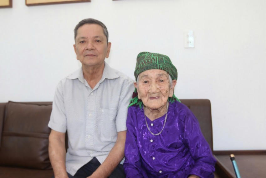 Cụ bà Đinh Thị Nhượng, 102 tuổi và ông Nguyễn Văn Bộ.