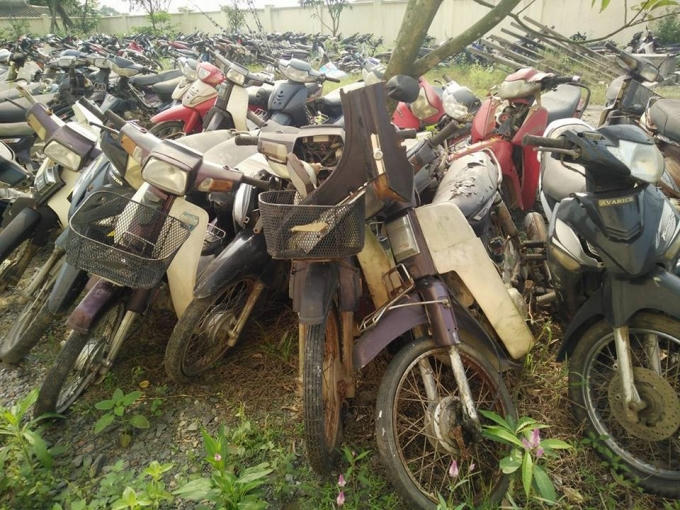 ... nhiều xe đã hư hỏng, mục nát.