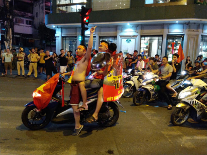 Rất nhiều trường hợp CĐV "đầu trần", chở quá người quy định trong đêm "đi bão"