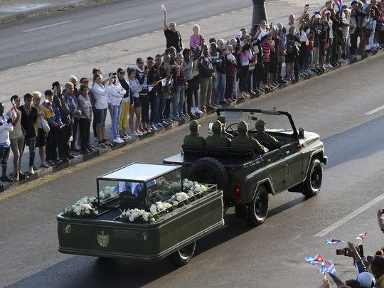 Theo Reuters, trên đường xe tang đi qua, người dân Cuba đã giơ cao di ảnh của ông và vẫy quốc kỳ và hô to “Fidel”, “Fidel”. (Ảnh: EPA)