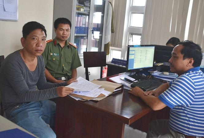 Ông Tống Anh Thạnh (bên trái) thừa nhận hành vi "chặt chém" của mình.