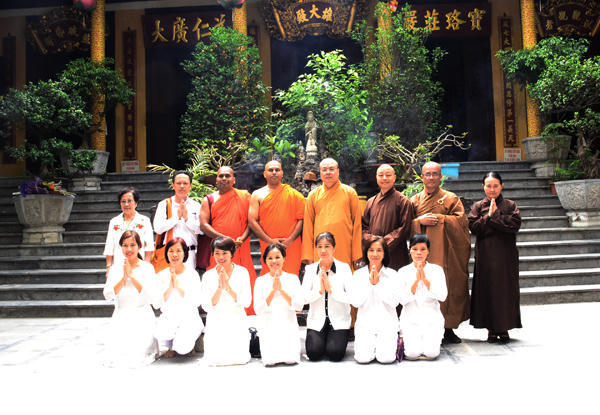 Chụp hình lưu niệm.